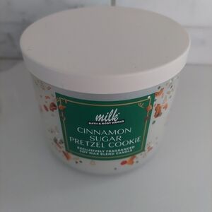 Cinnamon sugar pretzel cookie candle by bath and body works